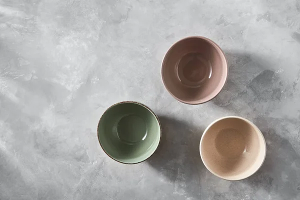 Tres Cuencos Cerámica Hechos Mano Porcelana Colores Sobre Fondo Gris — Foto de Stock