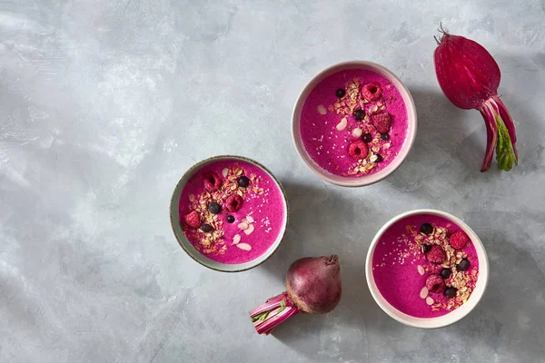 granola, pancar ve seramik kaseler, malzemelerin üzerine beton tablo, sağlıklı beslenme meyveleri taze yüzlü