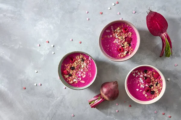 Čerstvé Smoothie Cereáliemi Červená Řepa Bobule Keramických Miskách Ingredience Konkrétní — Stock fotografie