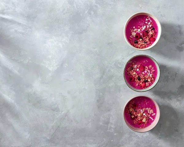 Batido Con Granola Remolacha Bayas Tazones Cerámica Desayuno Saludable —  Fotos de Stock