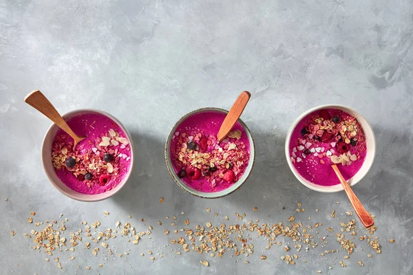 granola, pancar ve çilek ile tahta kaşıklar, seramik kase ile güler yüzlü sağlıklı kahvaltı 