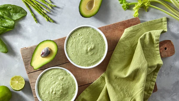 Schüssel Mit Grünem Smoothie Aus Avocado Limette Spargel Spinat Auf — Stockfoto