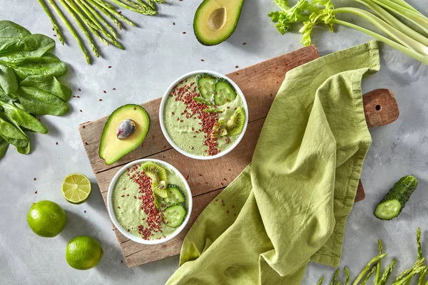 yapılan avokado, kireç, kuşkonmaz, ıspanak beton zemin üzerine yeşil smoothie ile kase