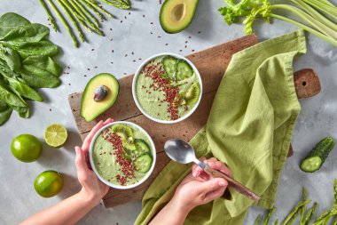 kuşkonmaz, kireç ve beton zemin üzerine keten tohumu, avokado, salatalık yeşil smoothie yemek kadın yaptı