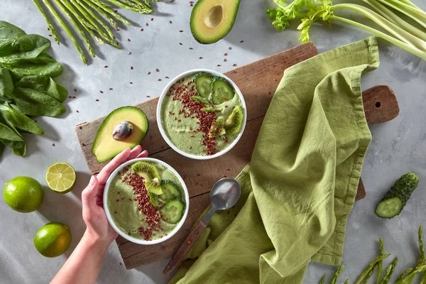 Žena Přidávání Lněného Semínka Misek Zelené Smoothie Špenát Okurka Kiwi — Stock fotografie