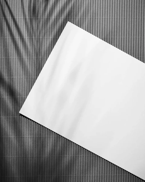 Κενό Φύλλο Χαρτιού Φόντο Σκοτεινό Ξύλινο Τραπέζι Αφήνει Σκιές Λευκή — Φωτογραφία Αρχείου