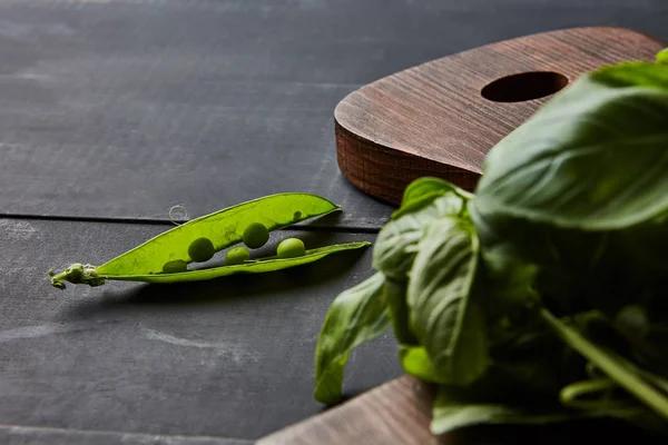 Gezonde Rauwkost Houten Tafel Erwten Basilicum Bladeren Als Voedsel Achtergrond — Stockfoto