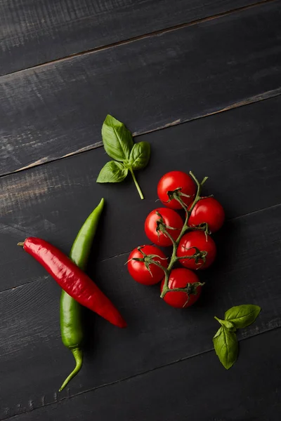 西红柿和罗勒叶子的健康生蔬菜作为食物背景 — 图库照片
