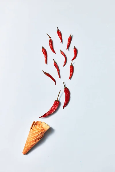 Конус Вафельного Мороженого Красным Горячим Сухим Перцем Чили Сером Фоне — стоковое фото