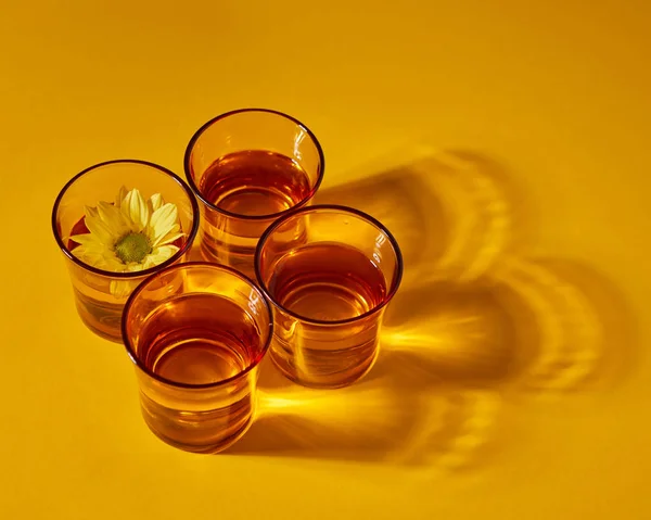 Composición Creativa Con Vasos Con Agua Flor Con Reflejo Hermosas — Foto de Stock