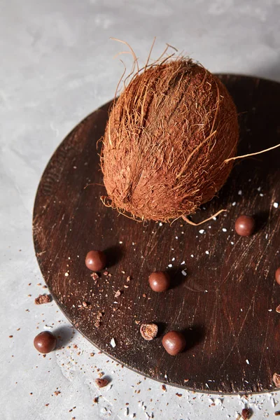 Des Boules Noix Coco Chocolat Biologiques Entières Sur Une Planche — Photo