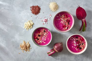 granola, pancar ve seramik kaseler, malzemelerin üzerine beton tablo, sağlıklı beslenme meyveleri taze yüzlü