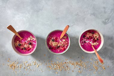 granola, pancar ve çilek ile tahta kaşıklar, seramik kase ile güler yüzlü sağlıklı kahvaltı 