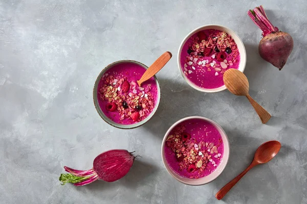 Granola Pancar Seramik Kaseler Malzemelerin Üzerine Beton Tablo Sağlıklı Beslenme — Stok fotoğraf