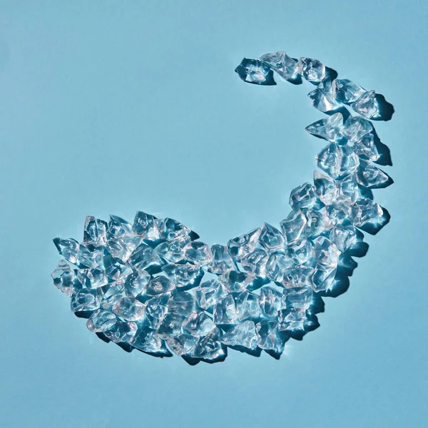 蓝色背景 海豚形状的清凉冰块模式 — 图库照片