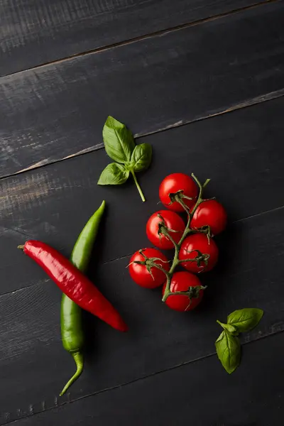西红柿和罗勒叶子的健康生蔬菜作为食物背景 — 图库照片