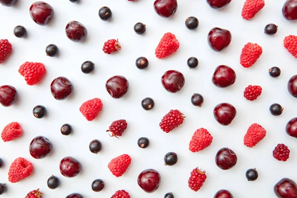 Patrón Colorido Frambuesas Cerezas Arándanos Sobre Fondo Blanco —  Fotos de Stock