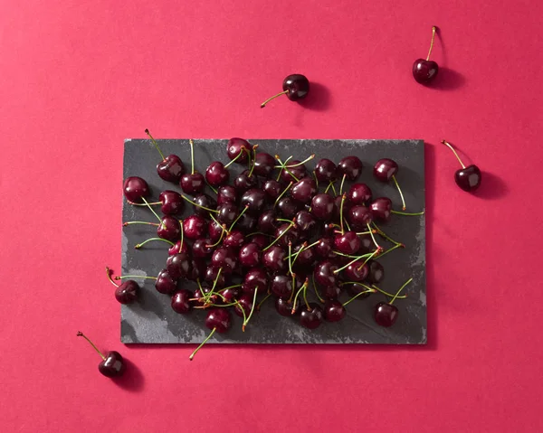 Fond Baies Été Cerises Mûres Rouges Sur Panneau Pierre Sombre — Photo