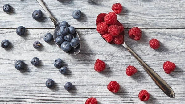 Modello Bacche Dolci Mirtilli Freschi Maturi Biologici Lamponi Sfondo Grigio — Foto Stock