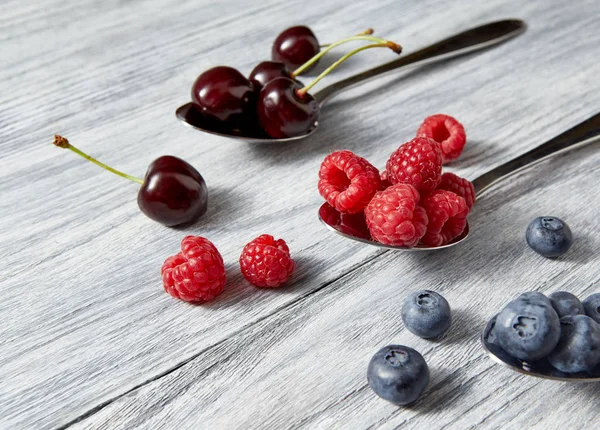 Słodka Poziomka Wzór Organicznych Dojrzałe Świeże Jagody Wiśnie Maliny Szarym — Zdjęcie stockowe