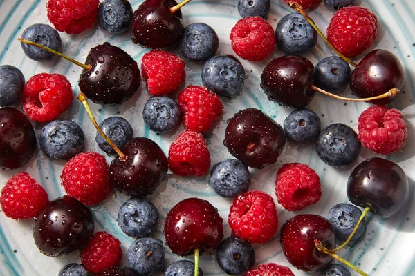 Nahaufnahme Von Sommerlichen Bio Beeren Auf Blauem Keramikteller Konzept Der — Stockfoto