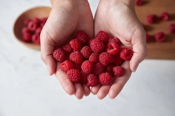 Kobieta Ręce Gospodarstwa Świeże Naturalne Ekologiczne Maliny — Zdjęcie stockowe