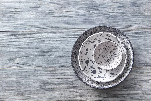 Cuencos Grises Porcelana Platos Una Mesa Madera Gris Con Lugar — Foto de Stock