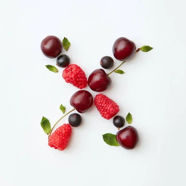 Buchstabe Des Englischen Alphabets Aus Natürlichen Bio Beeren Reifen Frischen — Stockfoto