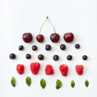 ahududu, kiraz ve yaban mersini beyaz arka plan üzerinde renkli desen