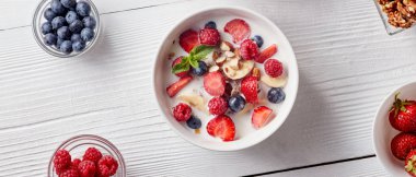 Ev yapımı doğal gıda seramik beyaz kase beyaz bir tablo. Hazır lezzetli sağlıklı organik kahvaltı. Doğal organik sağlıklı beslenme kavramı.