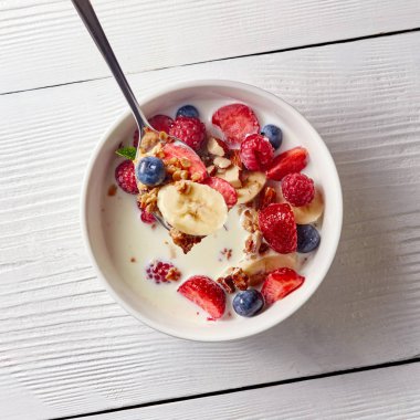 Ev yapımı doğal gıda seramik beyaz kase beyaz bir tablo. Hazır lezzetli sağlıklı organik kahvaltı. Doğal organik sağlıklı beslenme kavramı.