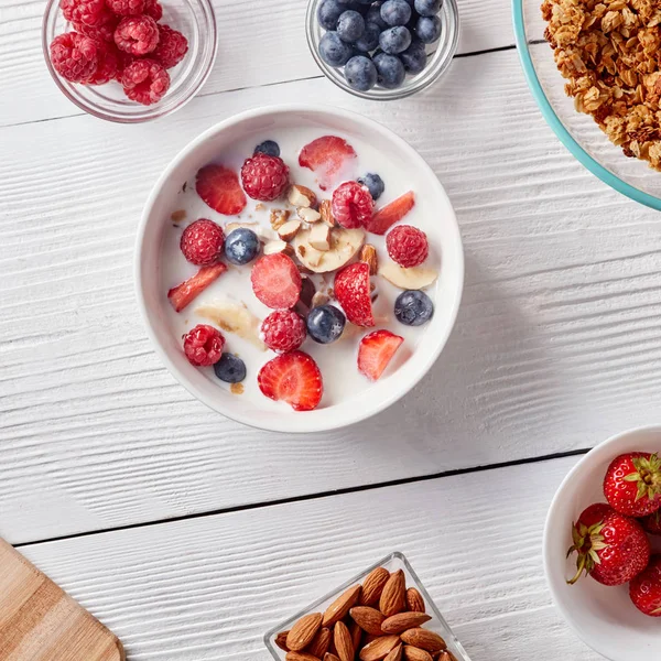 Ev yapımı doğal gıda seramik beyaz kase beyaz bir tablo. Hazır lezzetli sağlıklı organik kahvaltı. Doğal organik sağlıklı beslenme kavramı.