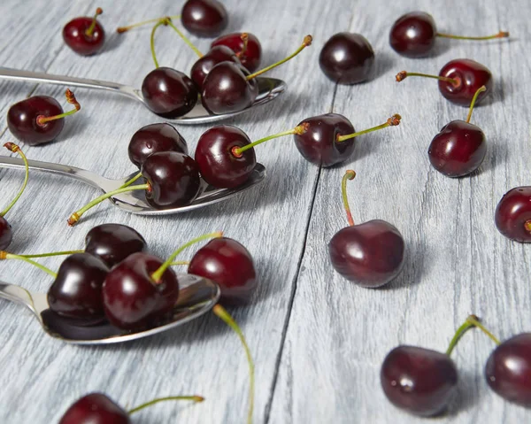 Hälsosamma Ekologiska Livsmedel Mogna Röda Bär Skedar Grå Bord Begreppet — Stockfoto