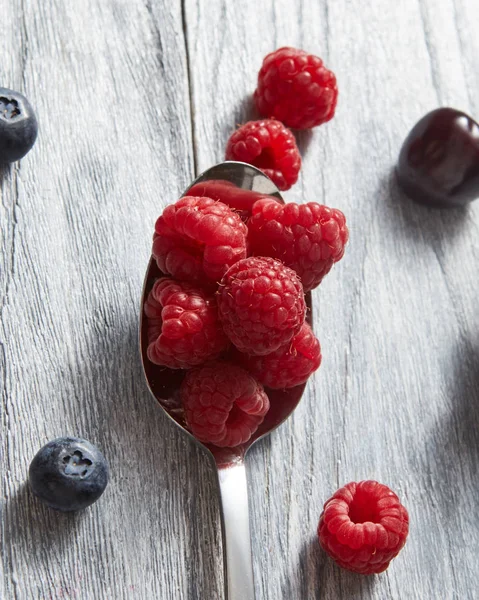 Délicieuses Framboises Sucrées Sur Une Cuillère Sur Fond Gris Pose — Photo