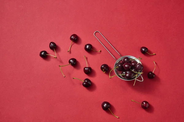 Läcker Sweet Cherry Ett Durkslag Röd Bakgrund Med Plats För — Stockfoto