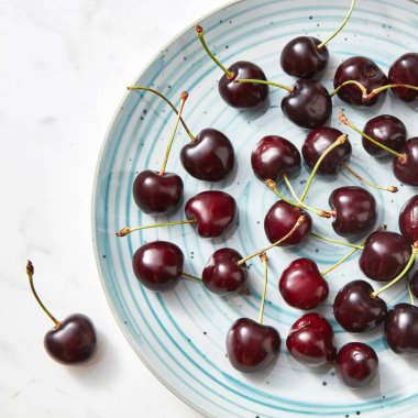 Lezzetli meyveler, taze beton zemin üzerine seramik plaka üzerinde kiraz aldım. Kopya alanı ile sağlıklı gıda kavramı.