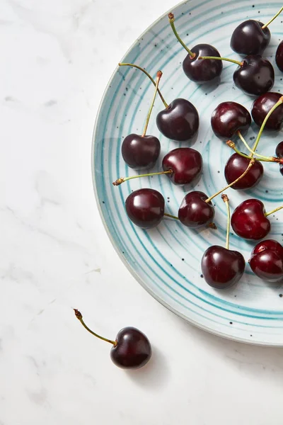 Été Savoureux Fruits Cerises Sur Une Assiette Blanche Baies Douces — Photo