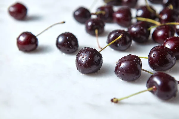 Sabrosas Bayas Cerezas Recién Recogidas Sobre Fondo Hormigón Concepto Comida —  Fotos de Stock