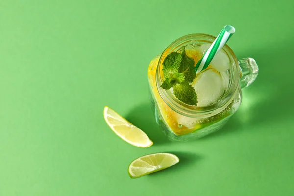 Vue Dessus Pot Maçon Verre Sur Une Table Verte Avec — Photo