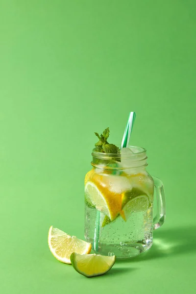 Glas Auf Grünem Tisch Mit Hausgemachter Prickelnder Limonade Mit Eis — Stockfoto