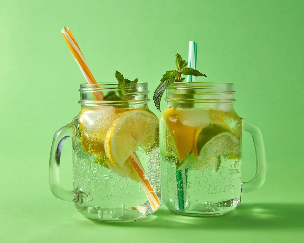 Limonada Natural Fría Hecha Mano Con Burbujas Aire Cítricos Rodajas —  Fotos de Stock