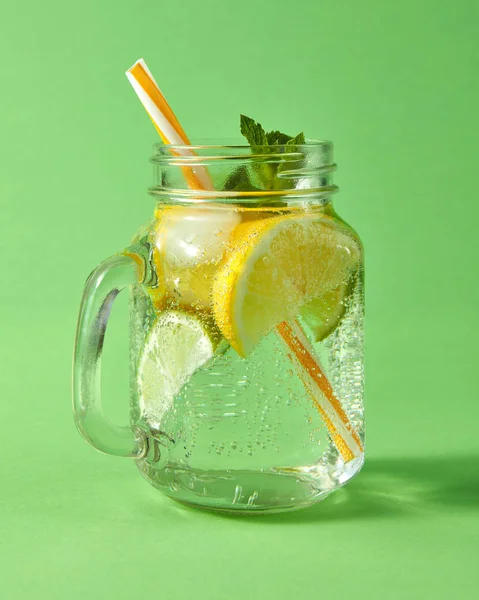 Einmachglas Auf Grünem Tisch Mit Hausgemachter Prickelnder Limonade Mit Eis — Stockfoto