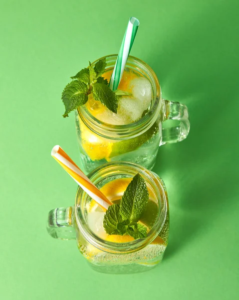 Ansicht Von Oben Kalte Natürliche Limonade Handgemacht Mit Luftblasen Zitrusfruchtscheiben — Stockfoto