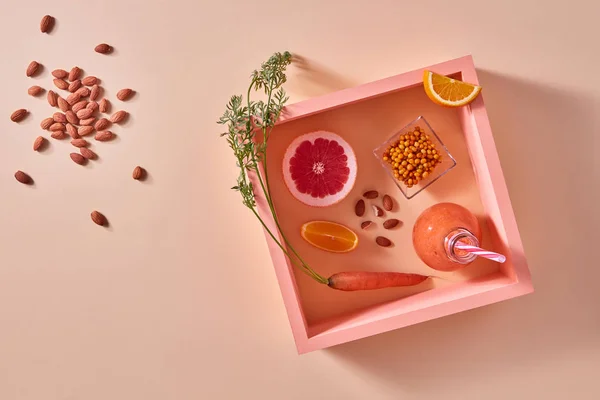 유기농 음료와 아몬드 오렌지 사각형 프레임에 — 스톡 사진