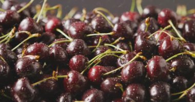 Taze ıslak kiraz yığını, video. 