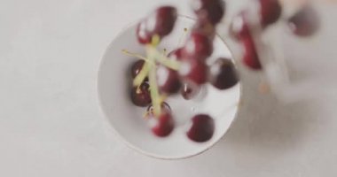 Beyaz kase, video düşen taze olgun kiraz yığını 