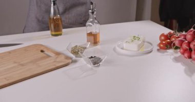 Erkek hazırlanması malzemeler salata, ağır çekim için eller