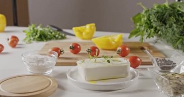 tablo, cherry domates, peynir, tuz, kırmızı biber, otlar, biber ve tohumu salataya için malzemeler 