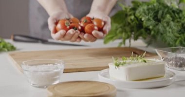 Erkek ahşap masa, ağır çekim atma domates eller