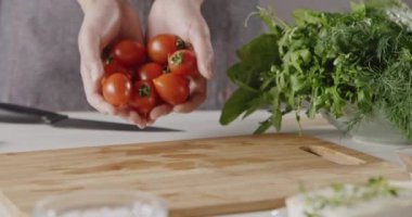 kadın şef yemek salata, domates ahşap masa, ağır çekim atma eller